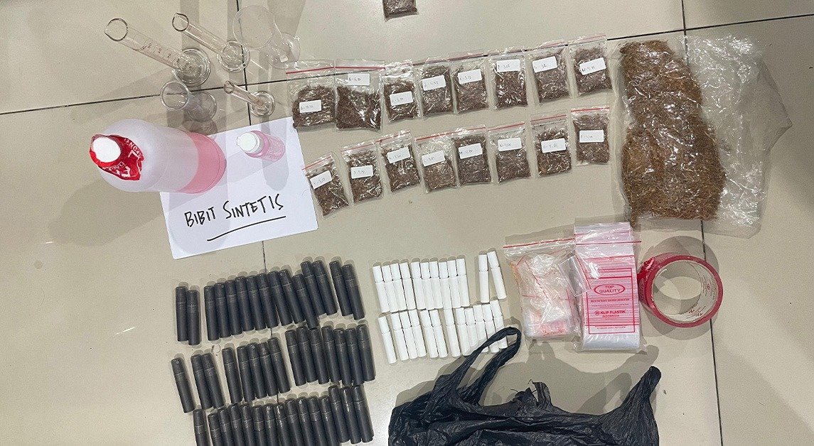 Detik Indonesia : Polda Metro bongkar lab ilegal tembakau sintesis di Jakarta Barat